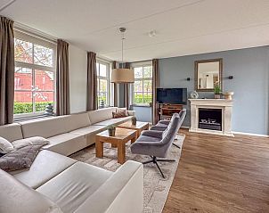 Gezellige woonkamer van Sea Sun Relax 37 in Colijnsplaat, vakantiehuis met ruime zithoek en open haard.