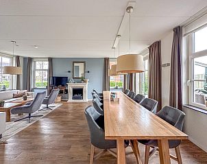 Ruime eettafel in Sea Sun Relax 37 in Colijnsplaat, vakantiehuis met moderne inrichting en uitzicht op de tuin.