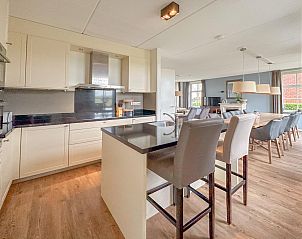 Stijlvolle keuken van Sea Sun Relax 37 in Colijnsplaat, vakantiehuis met veel opbergruimte en moderne voorzieningen.