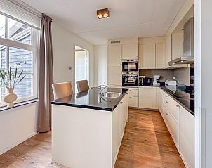 Sauna en badkamerfaciliteiten in Sea Sun Relax 37 in Colijnsplaat, vakantiehuis met wellness mogelijkheden.