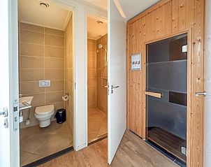 Houten sauna in Sea Sun Relax 37 in Colijnsplaat, vakantiehuis met ontspannende wellness faciliteiten.
