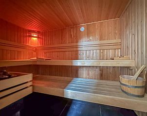 Badkamer met douche en toilet in Sea Sun Relax 37 in Colijnsplaat, vakantiehuis met moderne sanitaire voorzieningen.