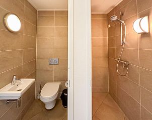 Comfortabele slaapkamer in Sea Sun Relax 37 in Colijnsplaat, vakantiehuis met grote ramen en veel licht.