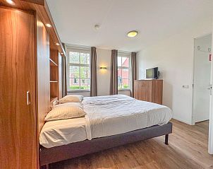 Moderne badkamer in Sea Sun Relax 37 in Colijnsplaat, vakantiehuis met ruime douche en wastafel.