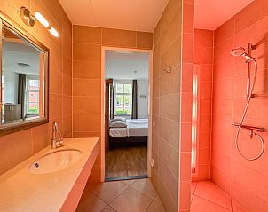 Slaapkamer met twee bedden in Sea Sun Relax 37 in Colijnsplaat, vakantiehuis met gezellige sfeer.