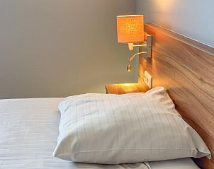 Detail van bedlampje in Sea Sun Relax 37 in Colijnsplaat, vakantiehuis met sfeervolle verlichting.