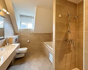 Luxe badkamer met ligbad in Sea Sun Relax 37 in Colijnsplaat, vakantiehuis met moderne faciliteiten.