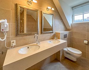 Dubbele wastafel in badkamer van Sea Sun Relax 37 in Colijnsplaat, vakantiehuis met ruime sanitaire voorzieningen.