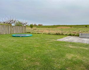 Uitgestrekte tuin met trampoline bij Sea Sun Relax 37 in Colijnsplaat, vakantiehuis met ruime buitenruimte.