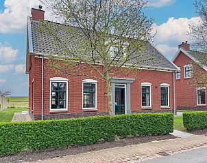 Zijaanzicht van Sea Sun Relax 37 in Colijnsplaat, vakantiehuis met groene omgeving en moderne voorzieningen.