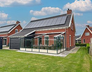 Achteraanzicht van Sea Sun Relax 37 in Colijnsplaat, vakantiehuis met zonnepanelen en ruime tuin.