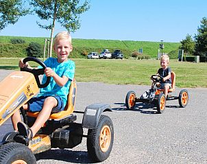 Kinderen spelen bij Sea Sun Relax 37 in Colijnsplaat, vakantiehuis met kindvriendelijke activiteiten.