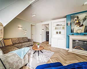Gezellige woonkamer met open haard in Vakantiehuis Ganuenta, Colijnsplaat, Noord-Beveland, Zeeland.