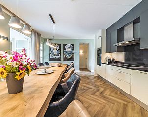 Moderne keuken en eetruimte in Vakantiehuis Ganuenta, Colijnsplaat, Noord-Beveland, Zeeland.