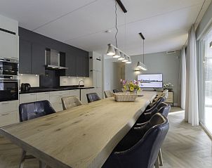 Eetkamer en keuken in Vakantiehuis Ganuenta, Colijnsplaat, Noord-Beveland, Zeeland.