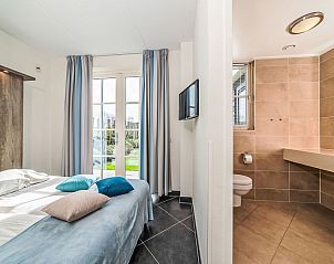 Slaapkamer met ensuite badkamer in Vakantiehuis Ganuenta, Colijnsplaat, Noord-Beveland, Zeeland.