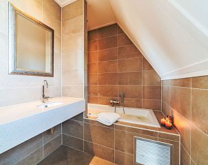 Luxe badkamer met ligbad in Vakantiehuis Ganuenta, Colijnsplaat, Noord-Beveland, Zeeland.