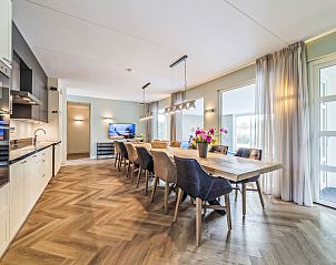 Eetruimte met uitzicht in Vakantiehuis Ganuenta, Colijnsplaat, Noord-Beveland, Zeeland.