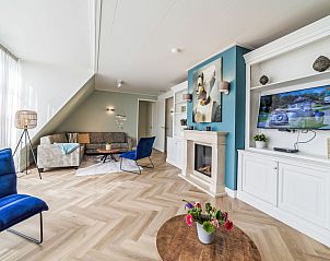 Woonkamer met open haard in Vakantiehuis Ganuenta, Colijnsplaat, Noord-Beveland, Zeeland.