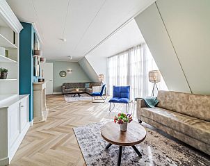 Ruime woonkamer met veel lichtinval in Vakantiehuis Ganuenta, Colijnsplaat, Noord-Beveland, Zeeland.