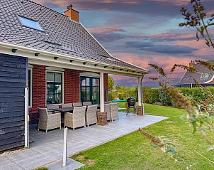 Dune Design vakantiehuis in Colijnsplaat, Noord-Beveland, met groene tuin en moderne architectuur.