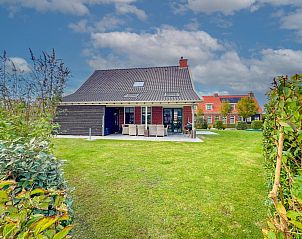 Ruime woonkamer van Dune Design vakantiehuis in Colijnsplaat, met stijlvol interieur en veel natuurlijk licht.