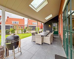 Gezellige zithoek met open haard in Dune Design vakantiehuis, Colijnsplaat, Noord-Beveland.