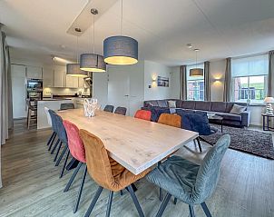 Open leefruimte in Dune Design vakantiehuis, Colijnsplaat, met keuken en eetkamer.