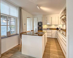 Keuken en woonkamer in Dune Design vakantiehuis, Colijnsplaat, met moderne inrichting.