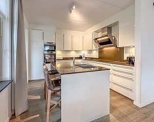 Moderne badkamer met sauna in Dune Design vakantiehuis, Colijnsplaat, Noord-Beveland.