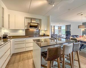 Luxe badkamer in Dune Design vakantiehuis, Colijnsplaat, met dubbele wastafel en douche.