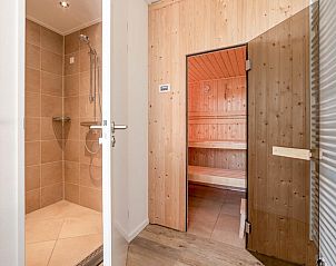 Stijlvolle badkamer met grote spiegel in Dune Design vakantiehuis, Colijnsplaat.