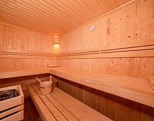 Ruime badkamer met bad en douche in Dune Design vakantiehuis, Colijnsplaat, Zeeland.