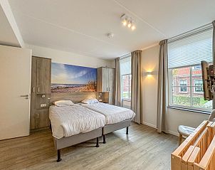 Moderne badkamer met dubbele wastafel in Dune Design vakantiehuis, Colijnsplaat.