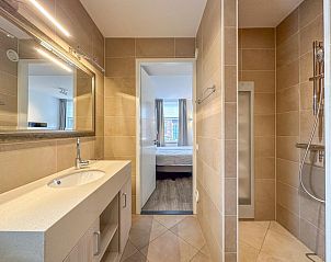 Luxe badkamer met bad en douche in Dune Design vakantiehuis, Colijnsplaat, Noord-Beveland.