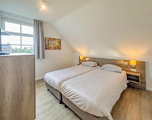 Slaapkamer met ensuite badkamer in Dune Design vakantiehuis, Colijnsplaat, Zeeland.