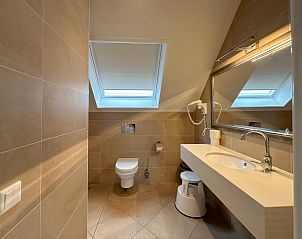 Gezellige slaapkamer met houten details in Dune Design vakantiehuis, Colijnsplaat.