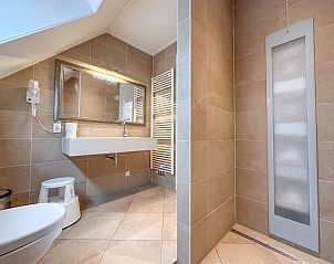 Stijlvolle slaapkamer met TV in Dune Design vakantiehuis, Colijnsplaat, Noord-Beveland.