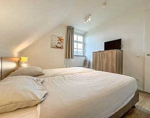 Slaapkamer met moderne inrichting in Dune Design vakantiehuis, Colijnsplaat, Zeeland.