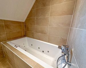 Groene buitenomgeving van Dune Design vakantiehuis in Colijnsplaat, Noord-Beveland.