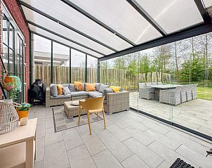 Overdekte veranda van Villa Superieur 64 in Colijnsplaat, comfortabele zitplek voor ontspanning in Zeeland.