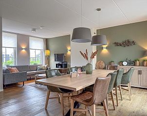 Eetkamer in Villa Superieur 64, Colijnsplaat, ruime tafel voor gezinsmaaltijden in vakantiehuis, Zeeland.