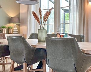 Detail van eetkamer in Villa Superieur 64, vakantiehuis in Colijnsplaat, met stijlvolle decoratie in Zeeland.