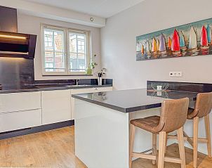 Moderne keuken in Villa Superieur 64, Colijnsplaat, volledig uitgerust voor een comfortabel verblijf in Zeeland.