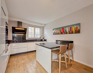 Keuken met ontbijtbar in Villa Superieur 64, vakantiehuis in Colijnsplaat, ideaal voor gezellige ochtenden in Zeeland.