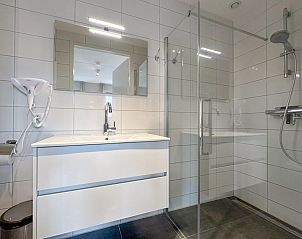 En-suite badkamer in Villa Superieur 64, Colijnsplaat, met moderne voorzieningen in vakantiehuis, Zeeland.