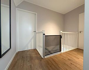 Hal bovenverdieping in Villa Superieur 64, Colijnsplaat, met kindvriendelijke traphekje in vakantiehuis, Zeeland.