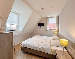 Tweede slaapkamer in Villa Superieur 64, Colijnsplaat, met comfortabele bedden en natuurlijk licht in Zeeland.