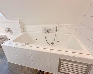 Jacuzzi in de badkamer van Villa Superieur 64, Colijnsplaat, voor ultieme ontspanning in vakantiehuis, Zeeland.