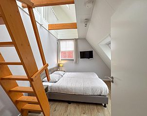 Achtertuin met terras in Villa Superieur 64, Colijnsplaat, perfect voor buiten dineren in vakantiehuis, Zeeland.